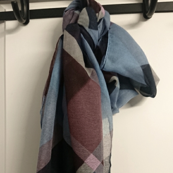 Scarf - Picture 2 of 6